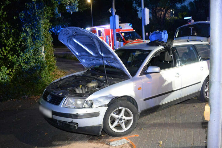 Der VW Passat blieb auf dem Bürgersteig liegen.