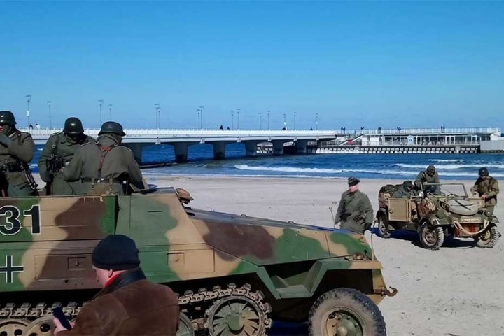 Mit viel Detailtreue werden die Kampfszenen nachgestellt, hier ist unter anderem ein leichter Schützenpanzer der Wehrmacht zu sehen.