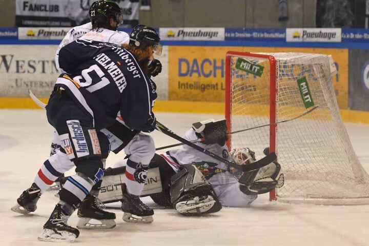 Eislöwen-Kapitän Thomas Pielmeier (r.) setzte hier schön nach und erzielte das 2:2.