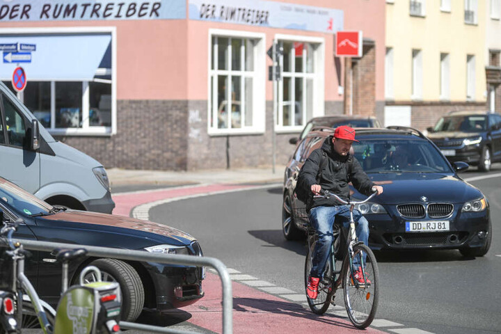 An der Kreuzung Zwinglistraße/Schneebergstraße/Comeniusstraße soll der rote Radweg auf die Zweiräder aufmerksam machen.
