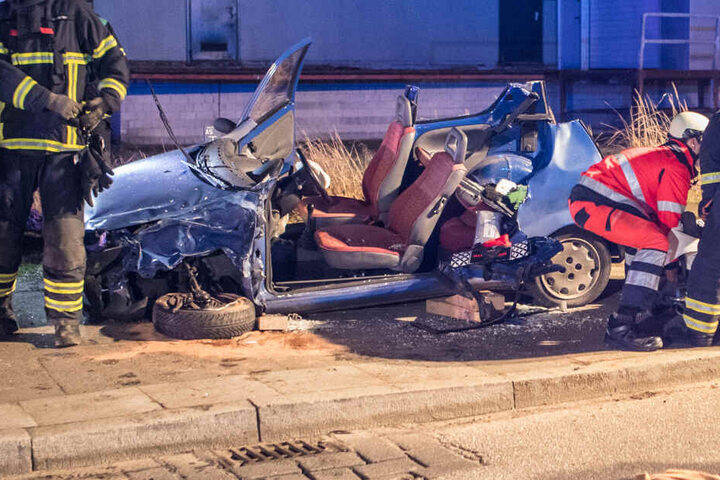 Die Feuerwehr musste das Dach abtrennen, um den Fahrer zu befreien.