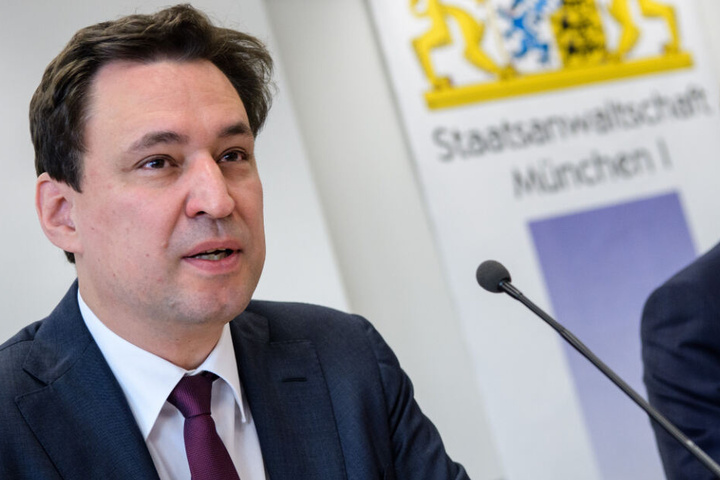 Georg Eisenreich (CSU, l), Justizminister von Bayern, spricht auf einer Pressekonferenz in München. (Archivbild)