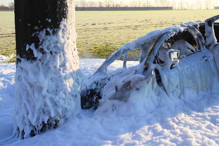 Die Einsatzkräfte mussten den brennenden Citroen löschen.