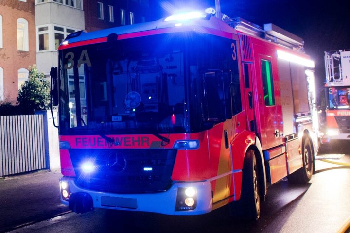 Die Feuerwehr konnte das Auto nicht retten. (Symbolbild)