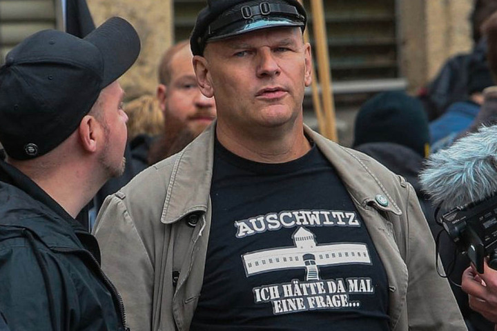 Der Rechtsradikale Thomas Wulff hatte ein etwas fragwürdiges T-Shirt an.
