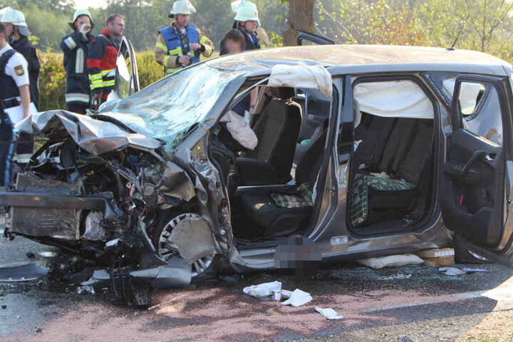 Ein Opel Meriva kam aus bislang ungeklärter Ursache auf die Gegenfahrbahn.
