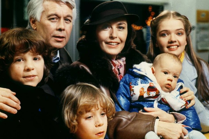 Die Darsteller Peter Weck und Thekla Carola Wied mit "ihren Kindern" im Dezember 1984 bei Dreharbeiten der ZDF-Erfolgsserie "Ich heirate eine Familie".