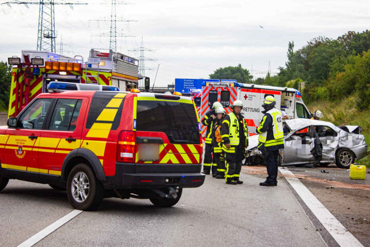 Feuerwehrleute entdeckten den Hundewelpen unter dem Unfallwagen kauernd. #Frankfurt