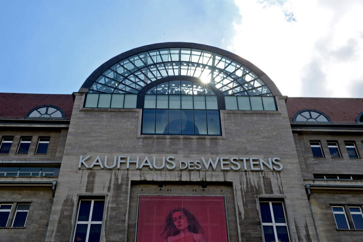 Das KADEWE bietet zahlreiche Shops und eine Feinschmecker-Abteilung, in der flaniert und gekostet werden kann.