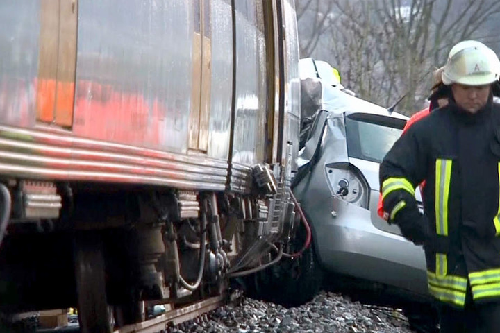 Der Zug schleifte das Auto rund 140 Meter entlang der Gleise, bevor er zum Stehen kam.