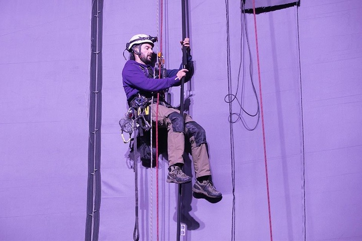 Kletterer Andreas Helbing (36) arbeitet an der Verschlussschiene des Panorama-Bildes.