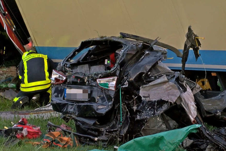 Das Auto der Frau wurde bei dem Unfall in zwei Teile gerissen.