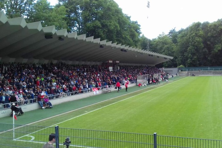 Das Spiel fand vor 3700 Zuschauern im Franz-Kremer-Stadion statt.