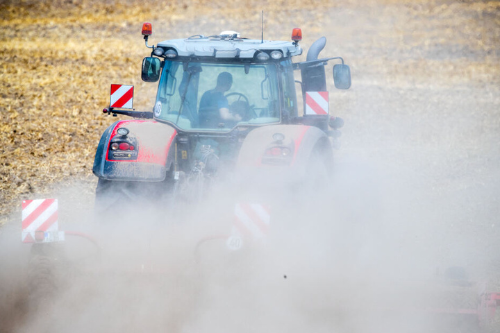 Beim Rangieren mit einem Traktor übersah der Fahrer das dreijährige Kind. (Symbolbild)