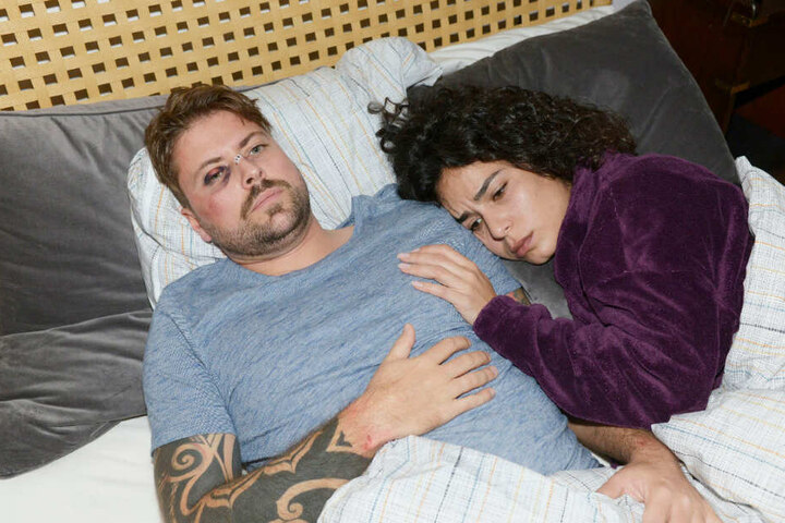Während Shirin bei John Ruhe findet, kann der das Erlebte nicht abschütteln.