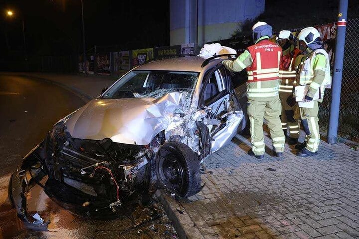 Die Fahrerin des VWs wurde bei dem Unfall verletzt und ins Krankenhaus gebracht.