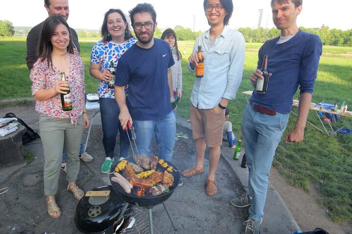 Nur an ausgewiesenen Grillplätzen darf in der Öffentlichkeit das Fleisch über der Kohle gegart werden.