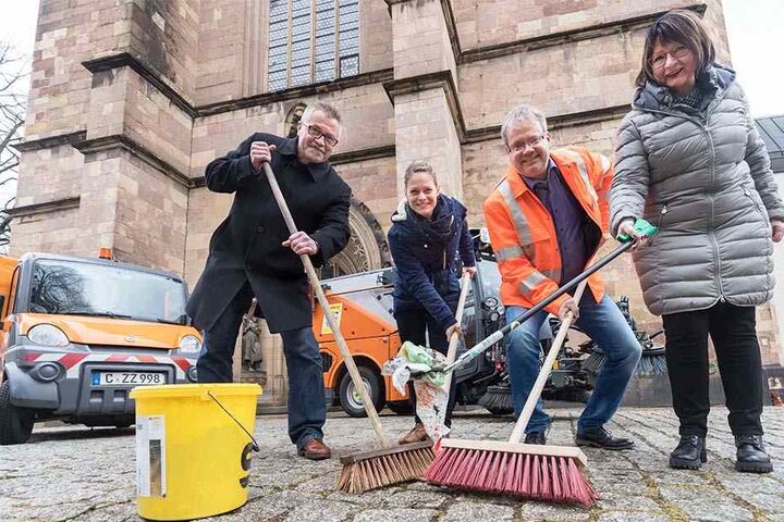Auf zum großen Putzen: Bürgermeister Miko Runkel (56, parteilos), Susan Endler (35) von der CWE, ASR-Chef Dirk Behrendt (55) und Kita-Leiterin Christa Rößler (63, v.l.) rufen zum Frühjahrsputz auf