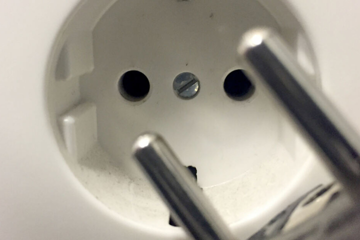 Offenbar hing ein Kabel aus der Steckdose (Symbolfoto).