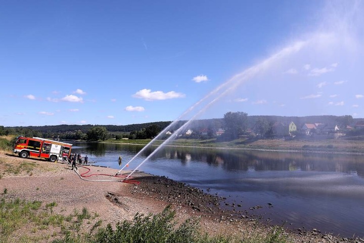 Mit einem spektakulärem Manöver testete die Dresdner Feuerwehr, wie die Nutzung von fließendem Wasser für den Einsatz funktioniert.