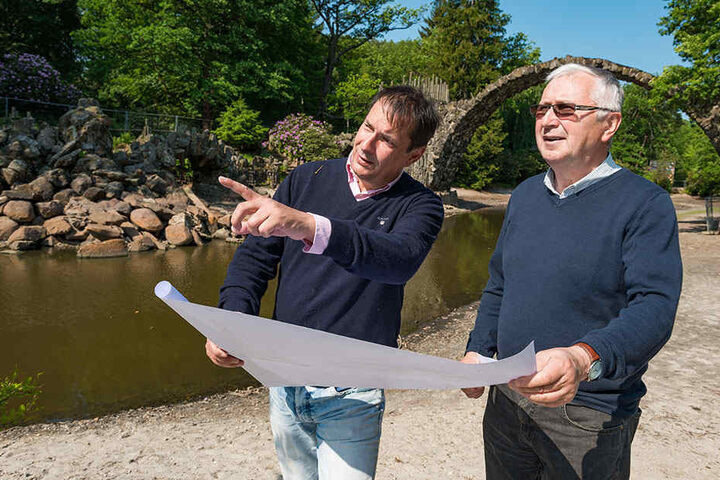 Thomas Bauer (50) und Ekkehard Weber (Ingenieurbüro Weber) besprechen den Bauplan.