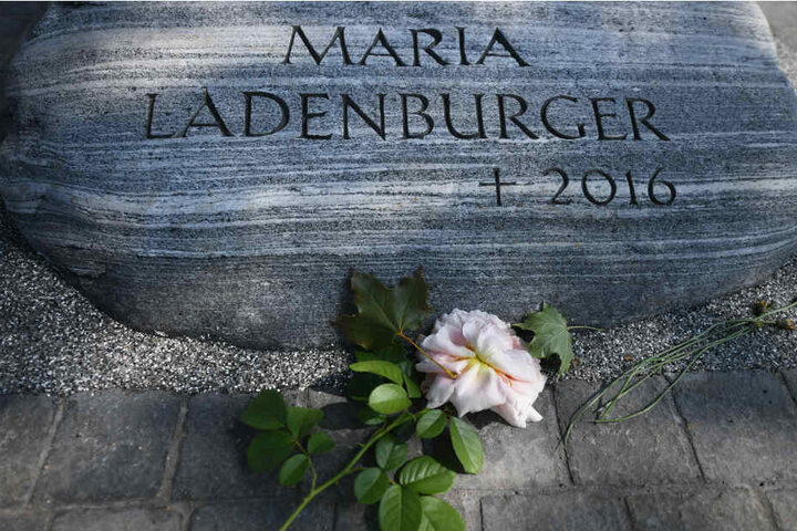 Ein Gedenkstein erinnert an die ermordete Studentin Maria.