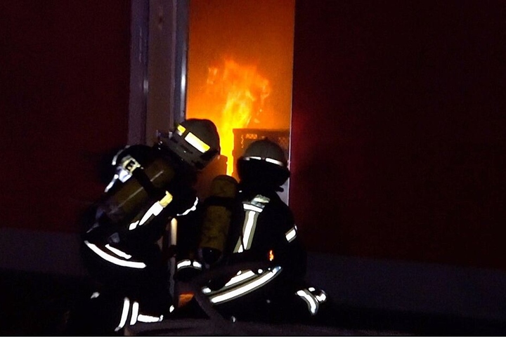 Beim Öffnen der Tür soll das Feuer zusätzlichen Sauerstoff erhalten haben, wodurch sich eine Stichflamme bildete.