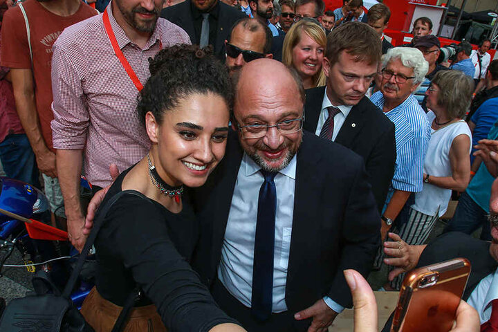 Beim Gang zur Bühne musste Martin Schulz viele Selfies machen.