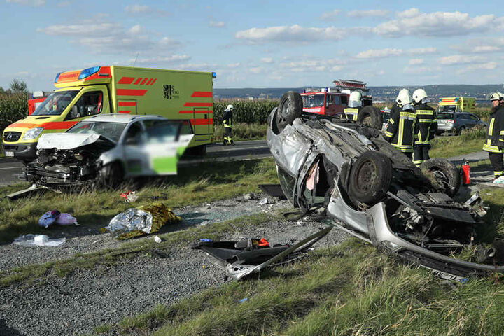 Die S191 glich einem Trümmerfeld. An allen Unfallfahrzeugen entstand Totalschaden.