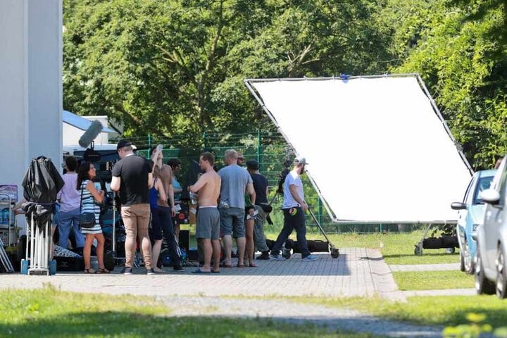 Das „Tatort“-Filmteam bei der Arbeit im Geibeltbad in Pirna. Das Freibad
blieb deshalb am Mittwoch geschlossen.
