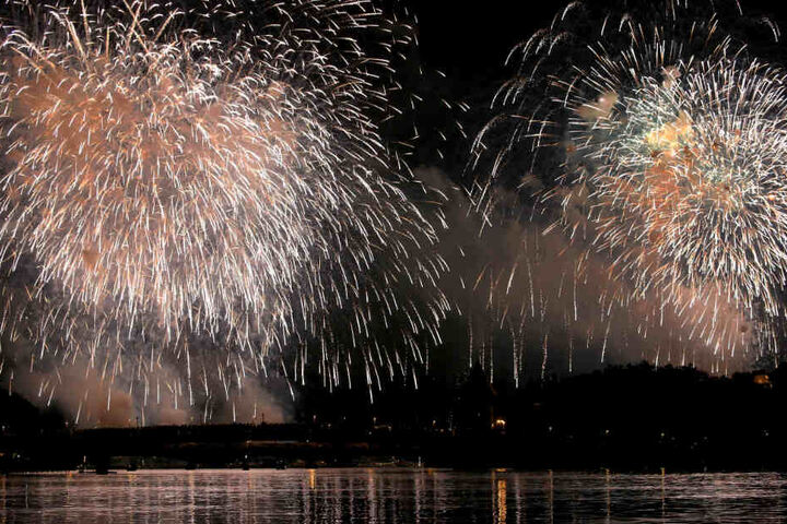 Über dem See erstrahlt das bunte Feuerwerk.