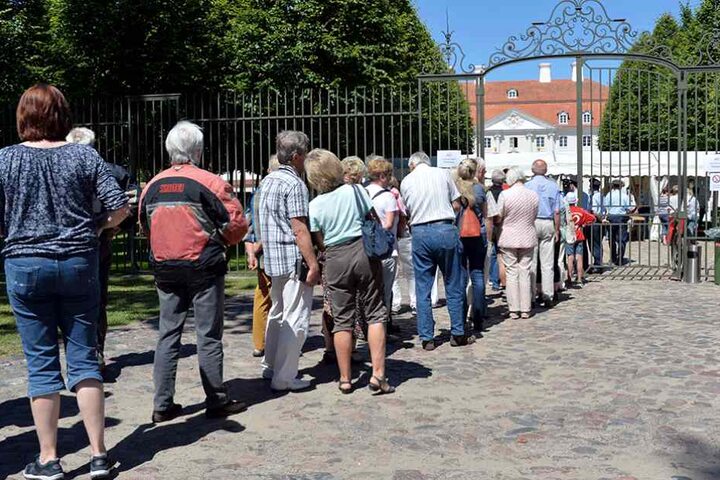 Auch in diesem Jahr bildete sich am Einlass des Schlosses eine lange Schlange, wie hier im beim Tag der offenen Tür im Jahr 2016.