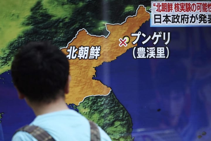 Ein Mann schaut sich in Tokio auf einem Monitor einen TV-Bericht über den möglichen neuen Atomversuch Nordkoreas an.