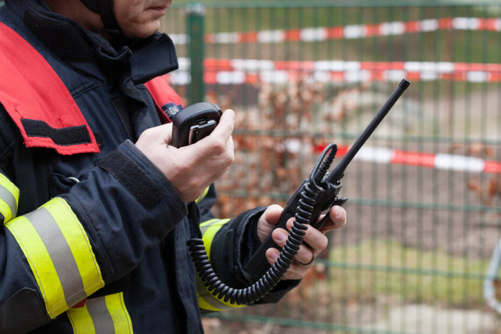 Nach der Explosion evakuierte die Feuerwehr das stark beschädigte Haus (Symbolbild).