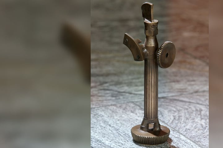 Die Skulptur des "Chemmy", geschaffen von Ralph Siebenborn (71), symbolisiert die industrielle Vergangenheit der Stadt.