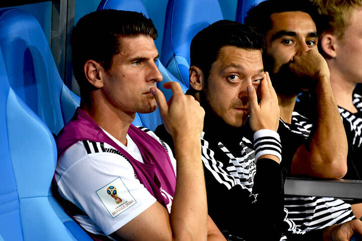Spaltung beim DFB? Sind Mario Gomez (links) und Julian Brandt (rechts) das deutsche Lager, während Mesüt Özil und Ilkay Gündogan der ausländischen Fraktion angehören?