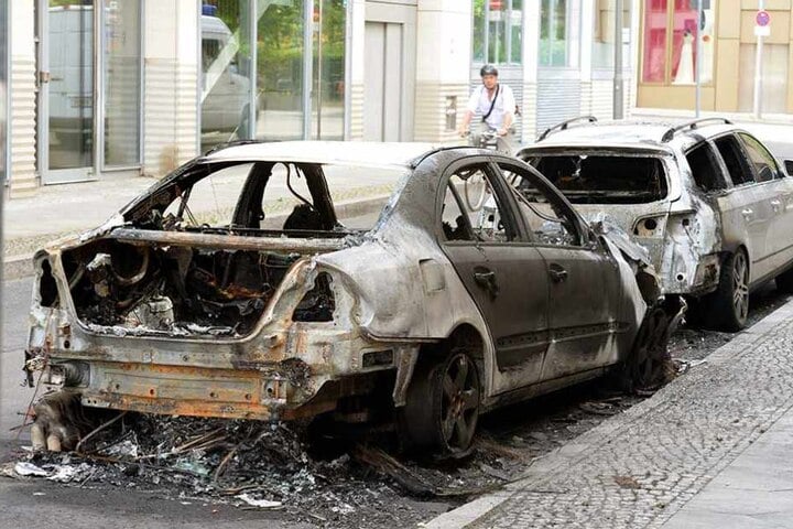 Abgebrannte Autos stehen 2016 in der Kleinen Kurstraße.