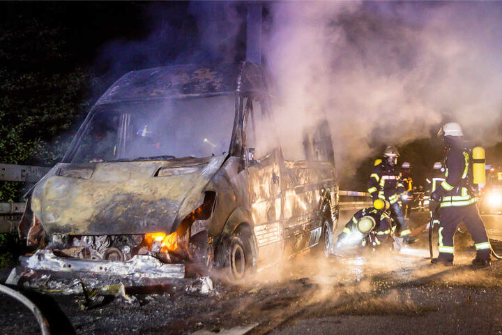 Von dem Sprinter blieb nur ein verkohltes Autowrack übrig.