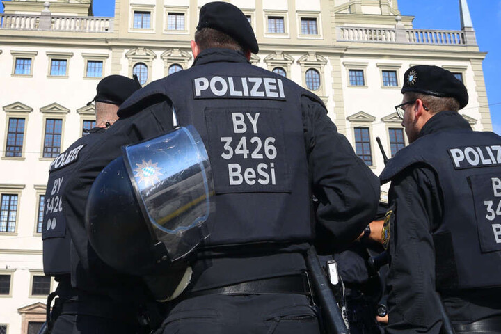 Im Jahr 2017 wurden 16.500 Beamte im Freistaat körperlich oder verbal attackiert. (Symbolbild)