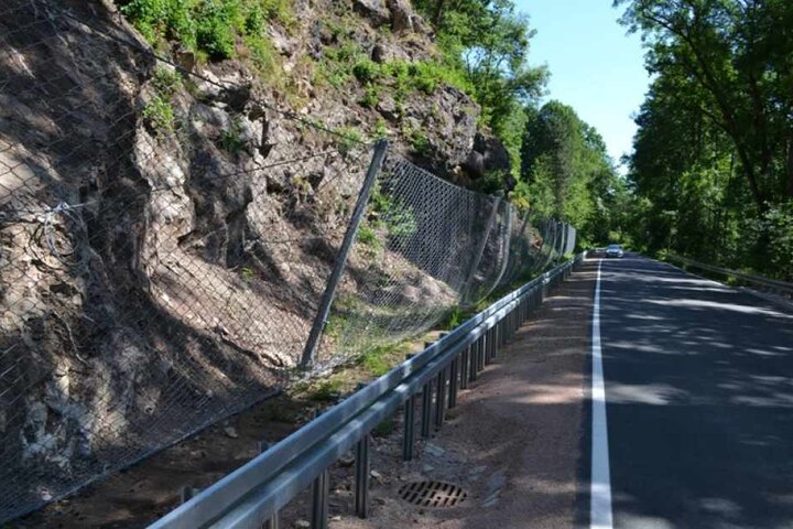 Das Lasuv baut jetzt verstärkt Sicherungszäune - etwa an der Staatsstraße 83
bei Meißen.