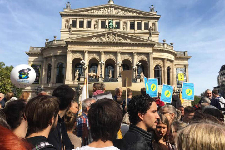Die Demonstranten versammelten sich vor der Alten Oper Frankfurt.