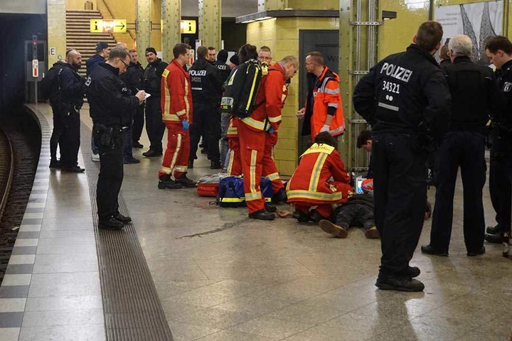 Mehrere Männer mussten mit Verletzungen behandelt werden, vier wurden vorläufig festgenommen.