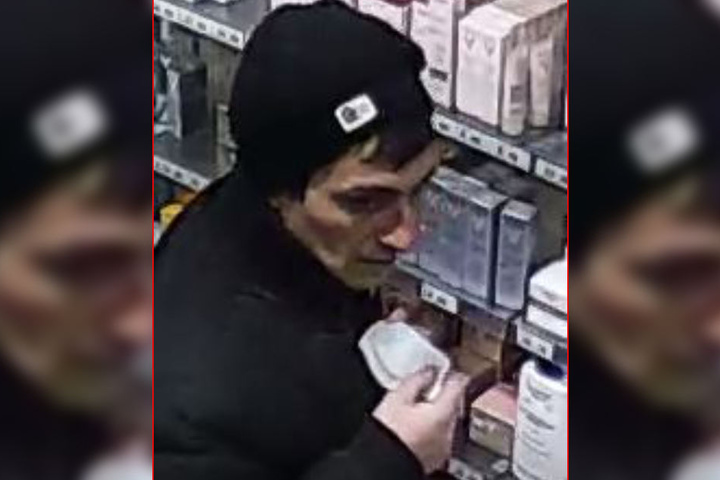 Auch dieser Mann soll zu der Bande gehören, die in der Pluspunkt Apotheke stahlen.