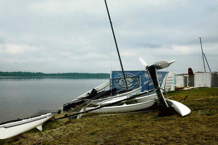 Der Katamaran liegt auf der Seite, an der Surfstation ist das Dach weg - am Cospudener See hinterließ eine Gewitterböe heftige Schäden.