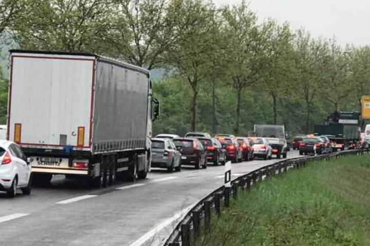 Es kommt zu Staus und Wartezeiten. (Symbolbild)