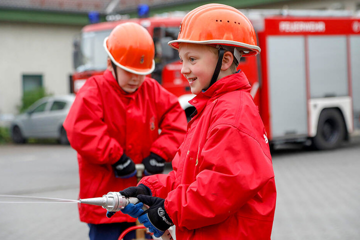 Kleine Brandbekämpfer stürmen die Jugendfeuerwehr Ostritz.