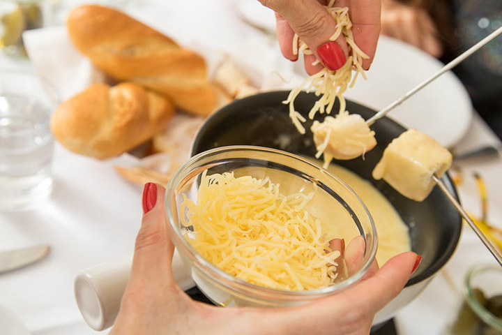 Damit Raclette und Fondue richtig lecker werden, sollte Käse einen gewissen Fettgehalt haben. Übrigens: Nur echter Käse schmilzt dahin. Künstliche Sorten behalten ihre Form.