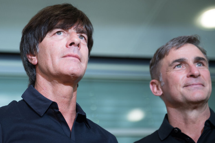 Deutscher Nationaltrainer Jogi Löw (l.) mit Kollege und U21-Coach Stefan Kuntz.