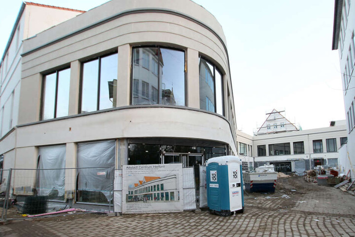 Der Vorplatz vom Altstadt-Centrum heißt nun Augustinerplatz.