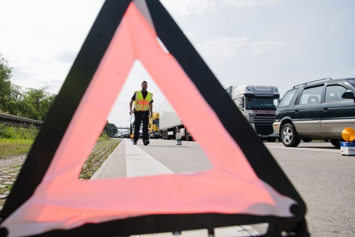 Nach dem Unfall war die Autobahn in beide Richtungen gesperrt. (Symbolbild)